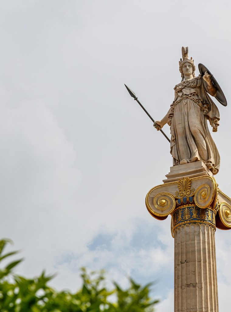 Athena Göttin Statue auf Säule in Athen
